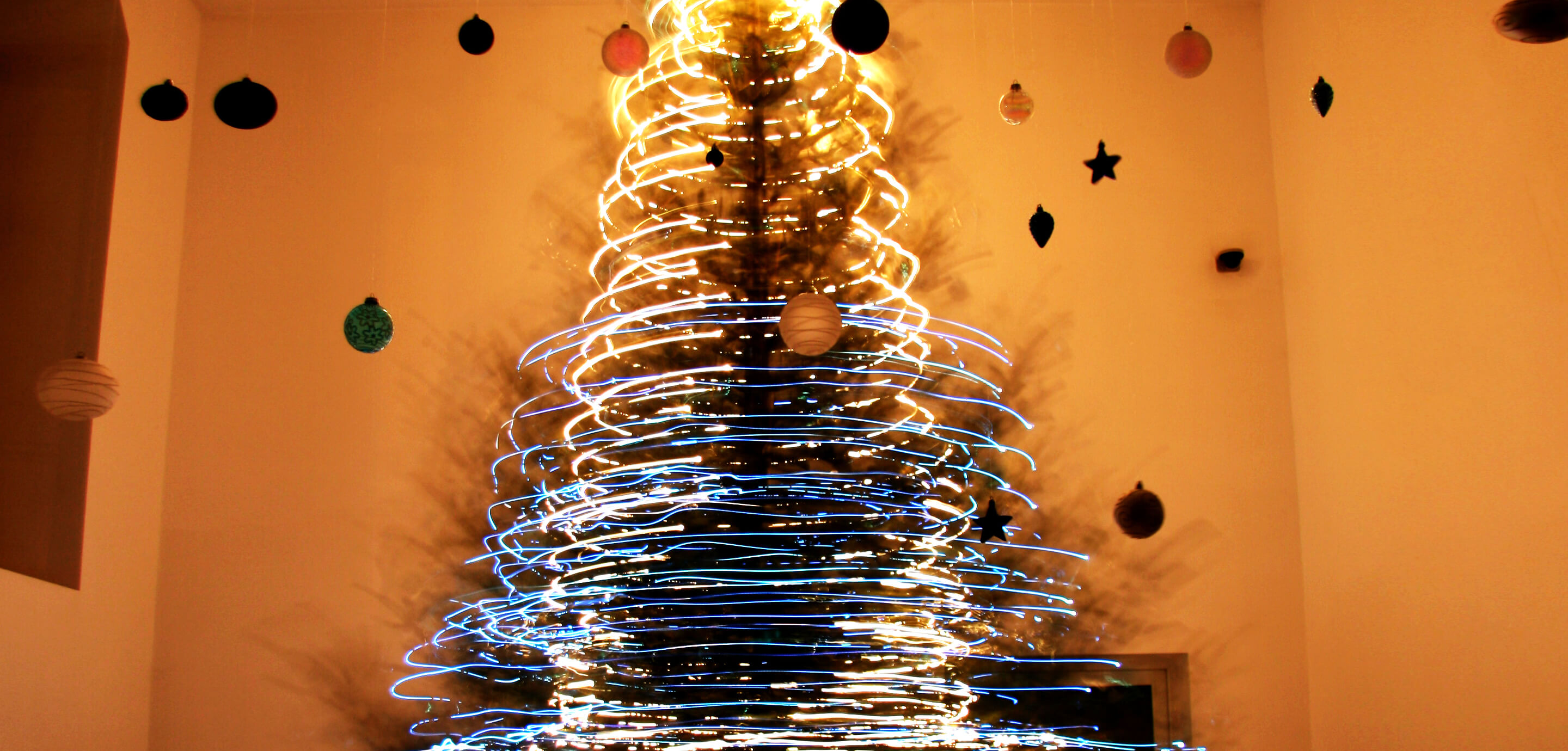 Office - Mures - Christmas idea - spinning the tree 360 degrees to get the light effect